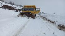 Mart karı köy yollarını kapattı